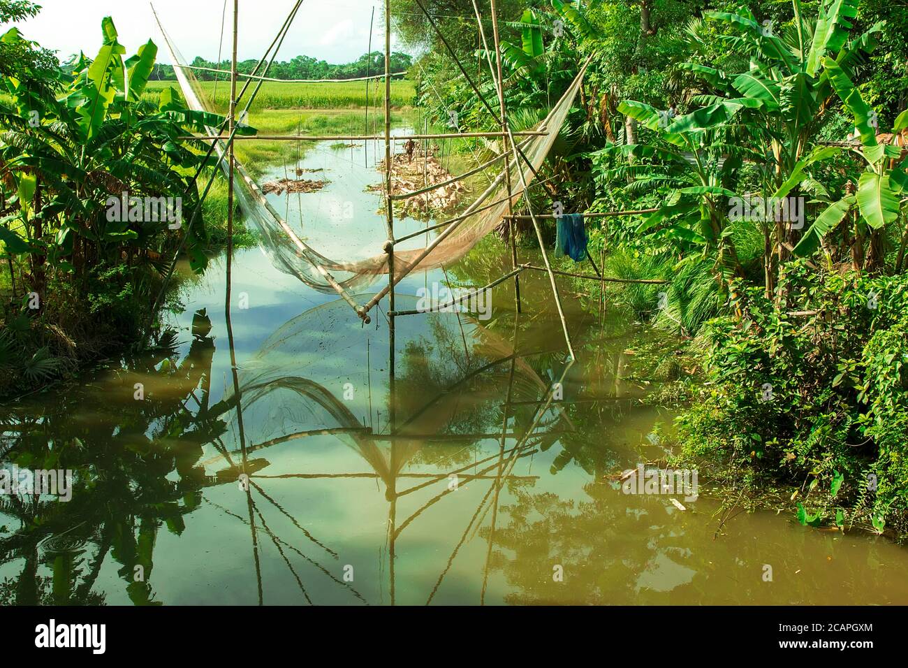 Trappola di bambù a collo stretto - strumento di pesca tradizionale del Bangladesh Foto Stock