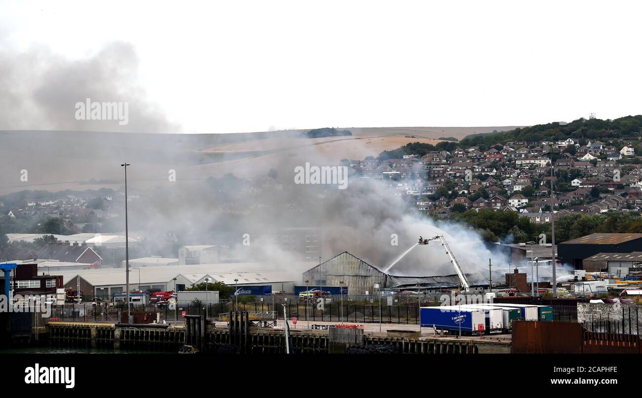 Newhaven UK 8 agosto 2020 - Smoke sorge sopra il porto di Newhaven nel Sussex orientale mentre i vigili del fuoco combattono contro una beffa vicino alla stazione ferroviaria: Credit Simon Dack / Alamy Live News Foto Stock