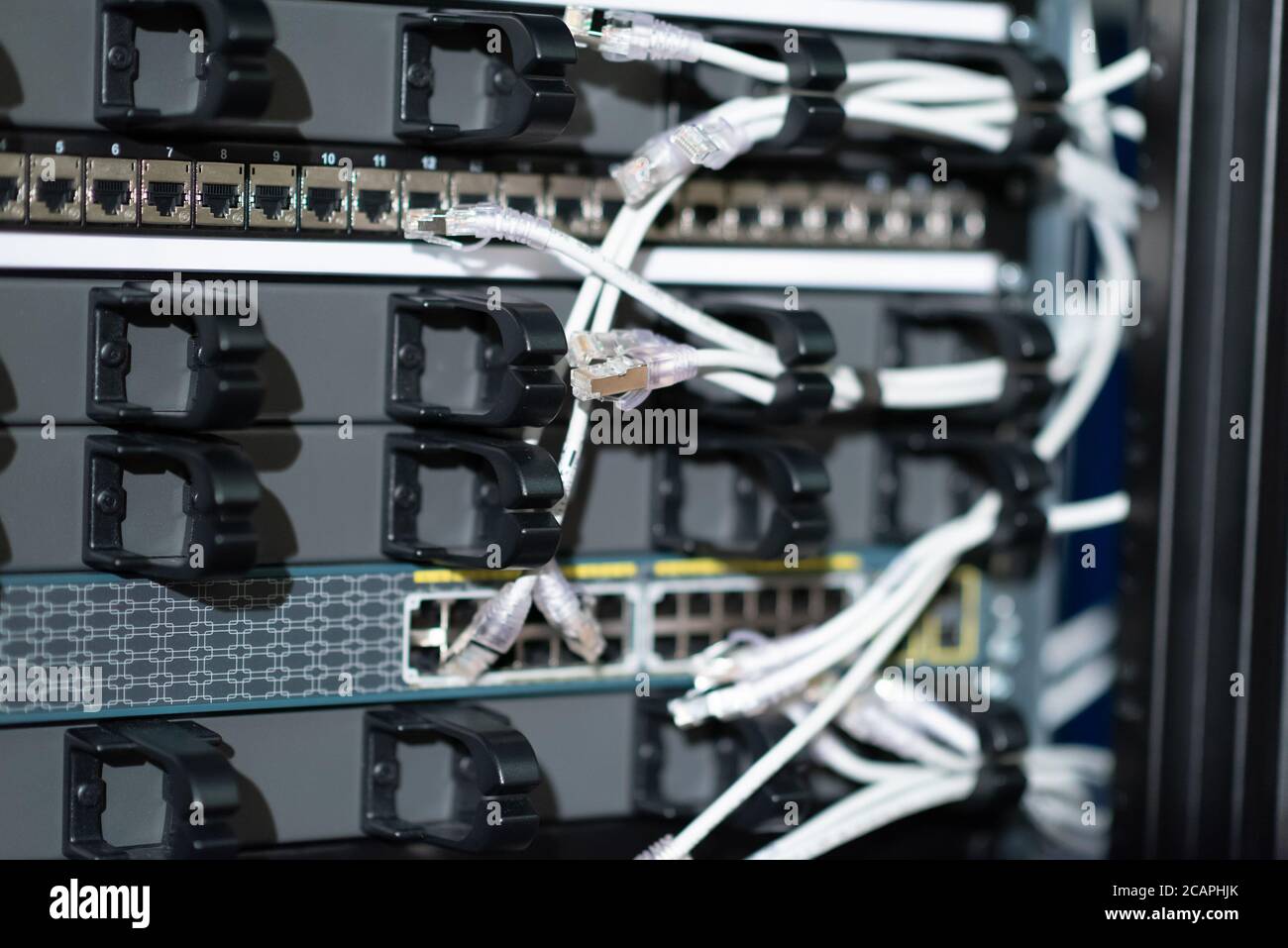 Piattaforma di hosting per le moderne risorse Internet. Rack con apparecchiatura di storage dei dati per server. Molti cavi di rete sono collegati alle apparecchiature del data center Foto Stock