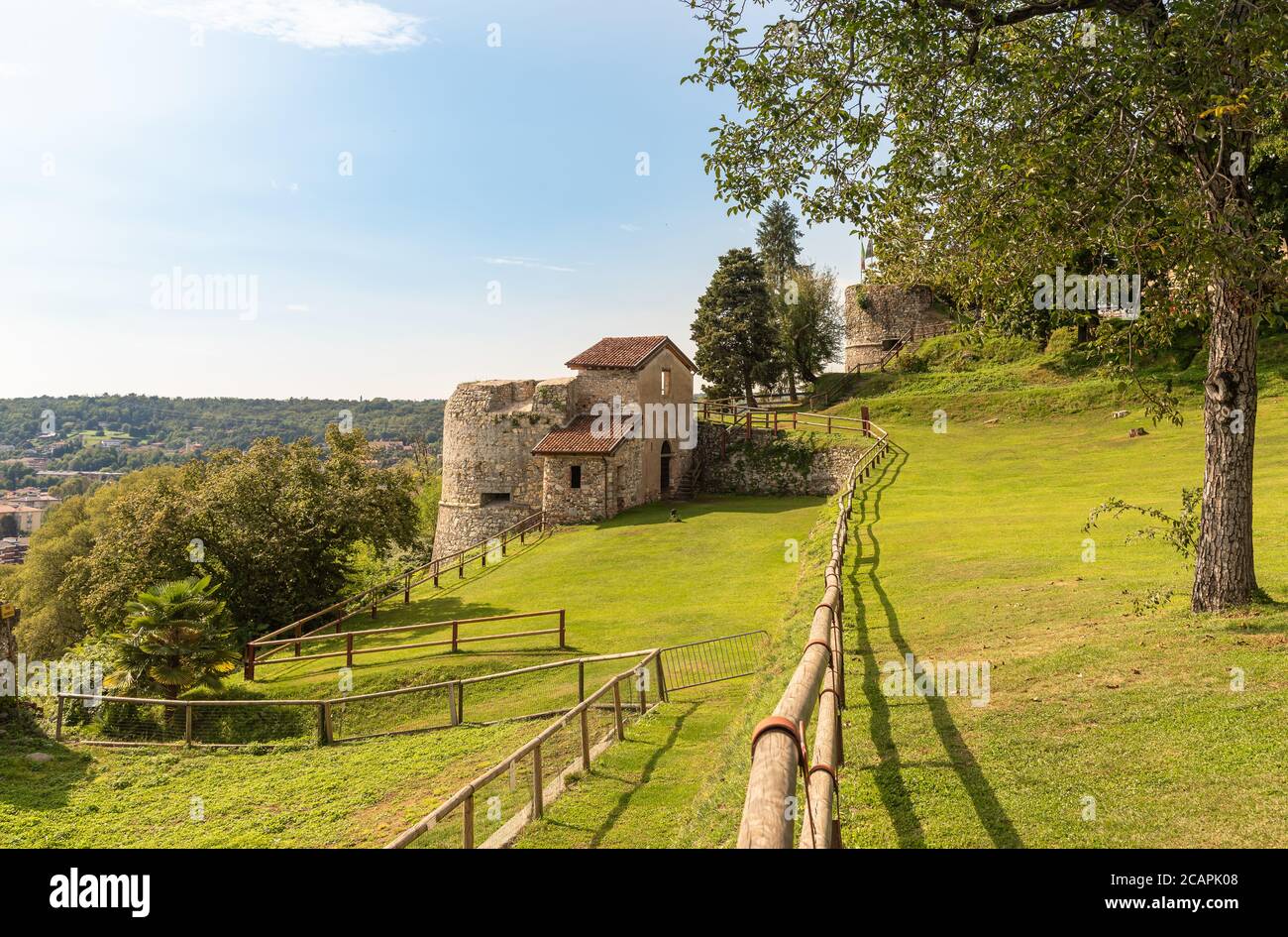 Parco pubblico e le rovine della medievale Rocca Borromea di Arona sopra la città, Arona, Piemonte, Italia Foto Stock