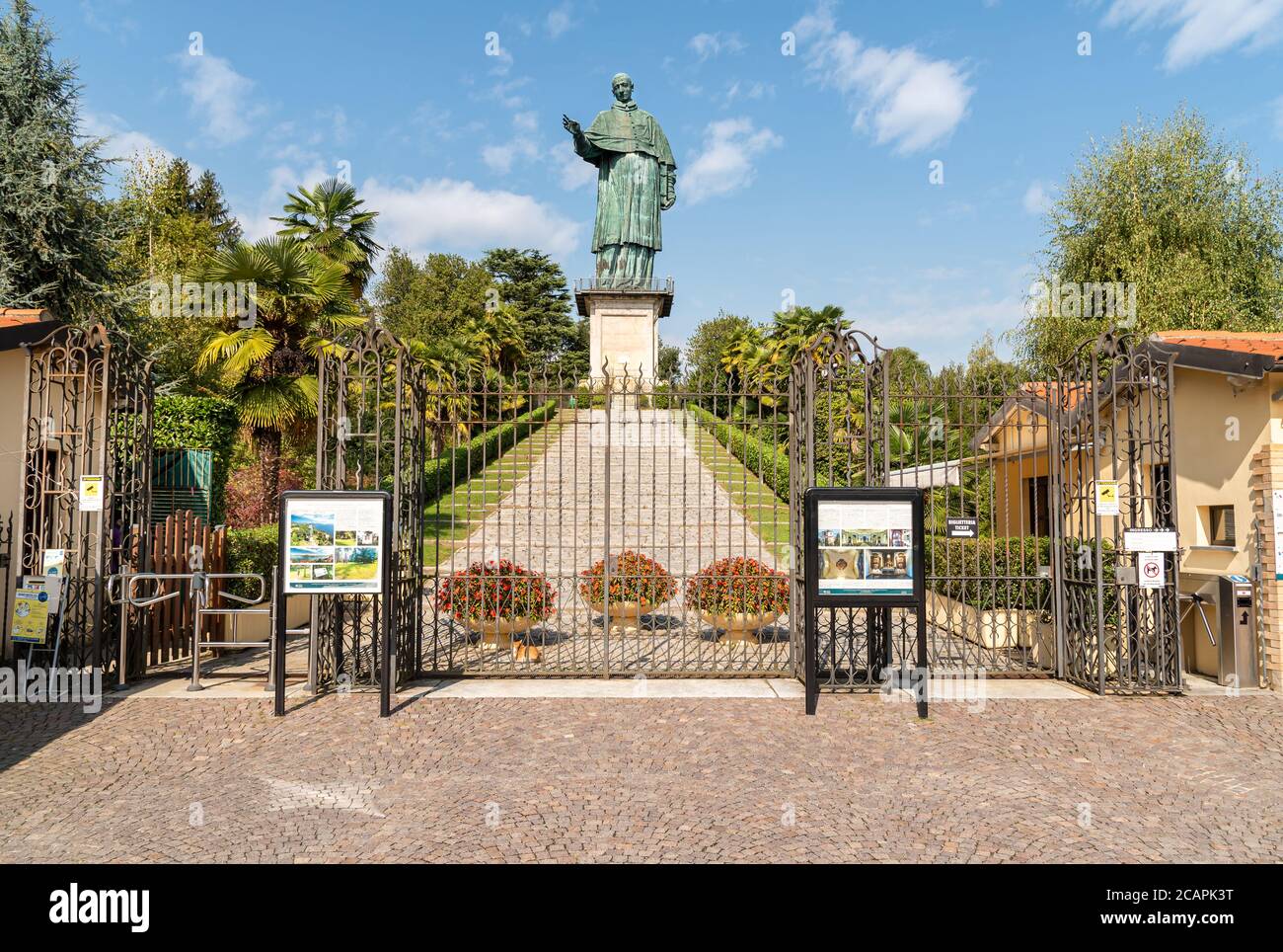 Arona, Piemonte, Italia - 25 settembre 2019: Ingresso al Colosso di San Carlo Borromeo con statue di rame di San Carlone sopra la scala, vicino Foto Stock