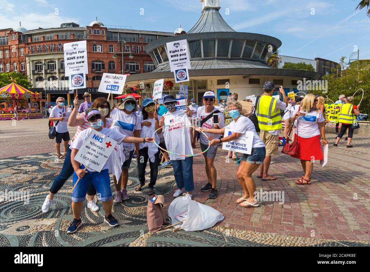 Bournemouth, Dorset UK. 8 agosto 2020. I lavoratori del Dorset NHS dicono "No" alla disuguaglianza del settore pubblico dopo che il governo ha annunciato di dare aumenti salariali ad altri settori pubblici. Molti lavoratori della NHS si sentono sottovalutati e demoralizzati, sovraccarichi e esausti, mettendo a rischio la propria salute e sicurezza durante la pandemia del Covid-19. La retribuzione bassa è considerata un fattore che contribuisce a 44,000 posti vacanti infermieristici e oltre 100,000 posti non riempiti all'interno del NHS in Inghilterra. Oggi in tutto il paese si svolgono numerose manifestazioni e proteste pacifiche. Credit: Carolyn Jenkins/Alamy Live News Foto Stock