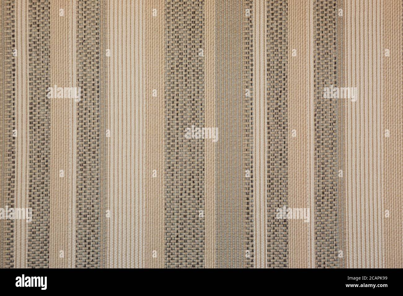 Sfondo pastello astratto con l'immagine di un tessuto con classiche strisce verticali di grigio, bianco e beige. Foto Stock