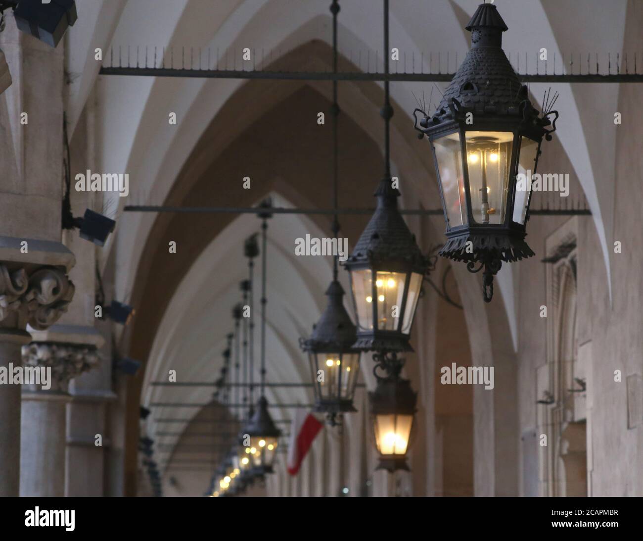 Cracovia. Cracovia. Polonia. L'ultima a sinistra in città lanterne a gas sotto i portici del Cloth Hall (Sukiennice) iin il mercato principale ancora funzionante. Foto Stock