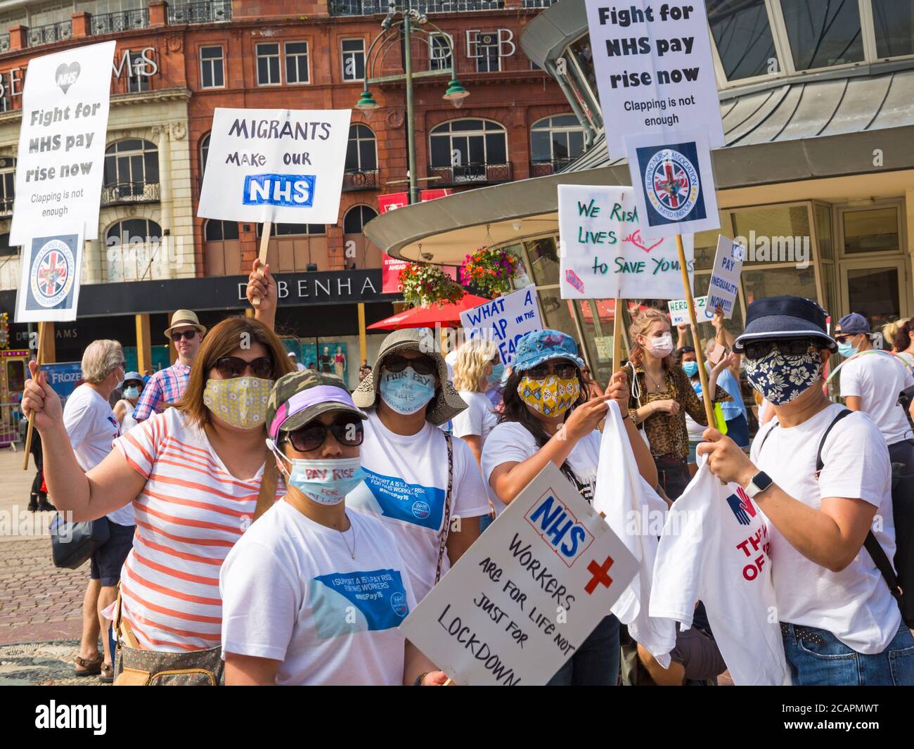 Bournemouth, Dorset UK. 8 agosto 2020. I lavoratori del Dorset NHS dicono "No" alla disuguaglianza del settore pubblico dopo che il governo ha annunciato di dare aumenti salariali ad altri settori pubblici. Molti lavoratori della NHS si sentono sottovalutati e demoralizzati, sovraccarichi e esausti, mettendo a rischio la propria salute e sicurezza durante la pandemia del Covid-19. La retribuzione bassa è considerata un fattore che contribuisce a 44,000 posti vacanti infermieristici e oltre 100,000 posti non riempiti all'interno del NHS in Inghilterra. Oggi in tutto il paese si svolgono numerose manifestazioni e proteste pacifiche. Credit: Carolyn Jenkins/Alamy Live News Foto Stock