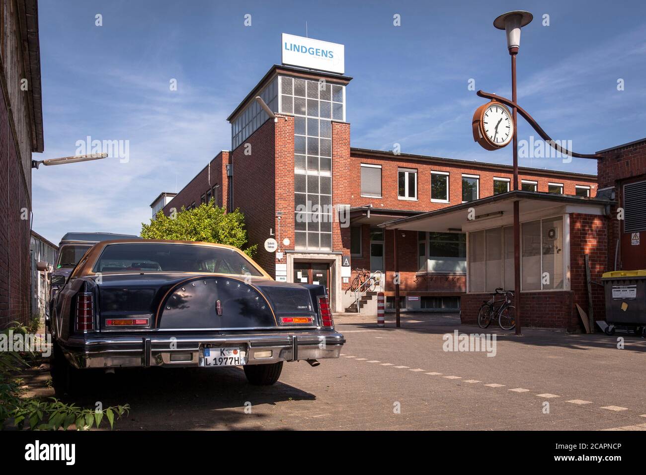 Un Lincoln Continental di fronte ad un vecchio edificio di fabbrica in via Deutz-Muelheimer nel quartiere di Muelheim, Colonia, Germania in Lincoln Contin Foto Stock