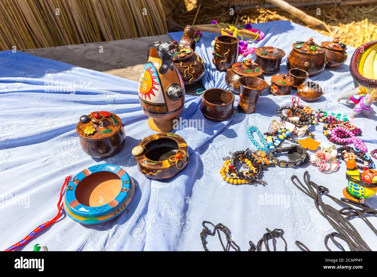 Souvenir fatti a mano dalle isole uros sul lago Titicaca, Perù Foto Stock