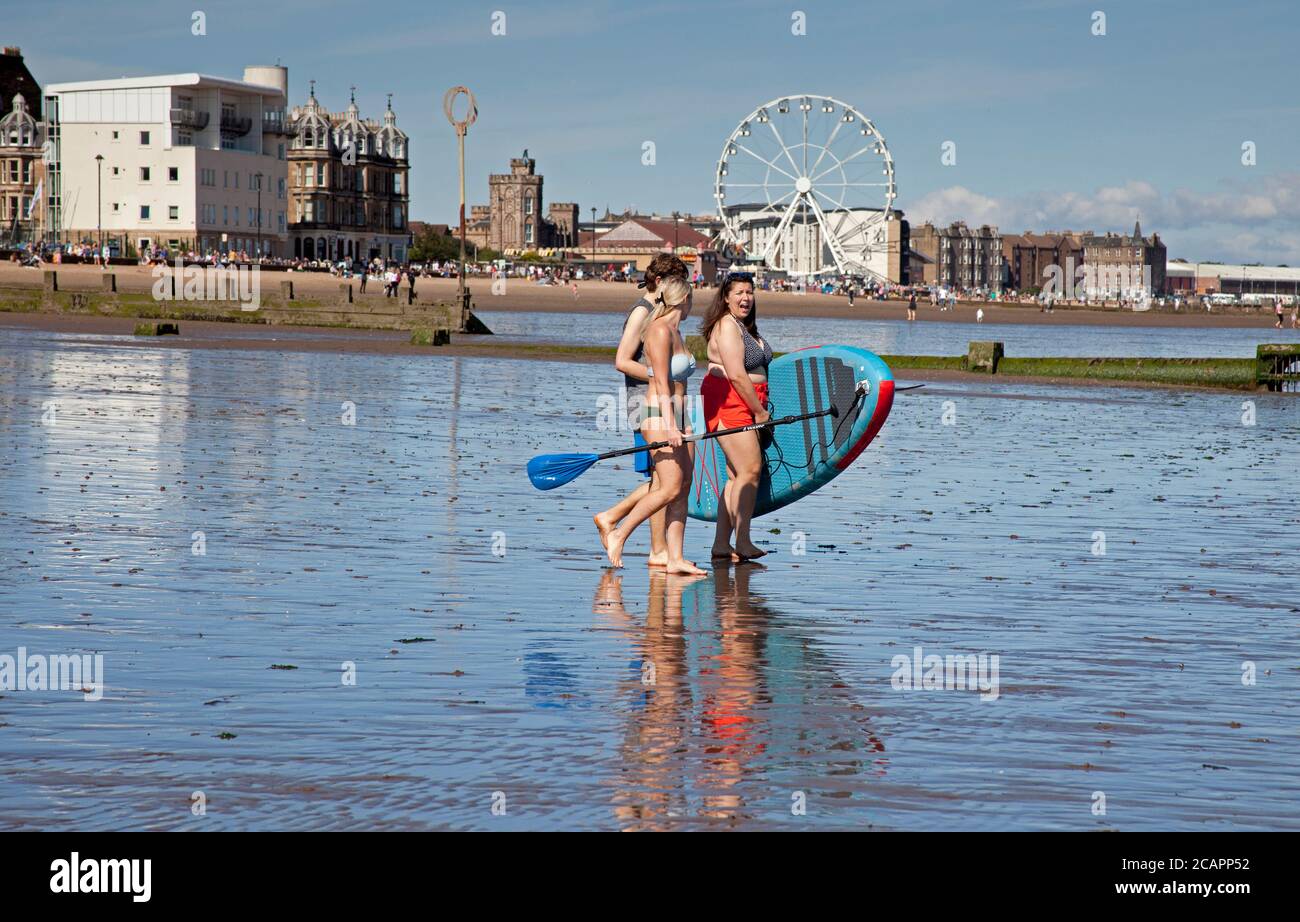 Portobello Beach, Edimburgo, Scozia, Regno Unito. 8 agosto 2020. Caldo e soleggiato al mare 17 gradi entro mezzogiorno ha portato le famiglie fuori per godere il tempo e l'attività sul Firth of Forth. La ruota panoramica è una nuova attrazione di cui tutti parlano Foto Stock