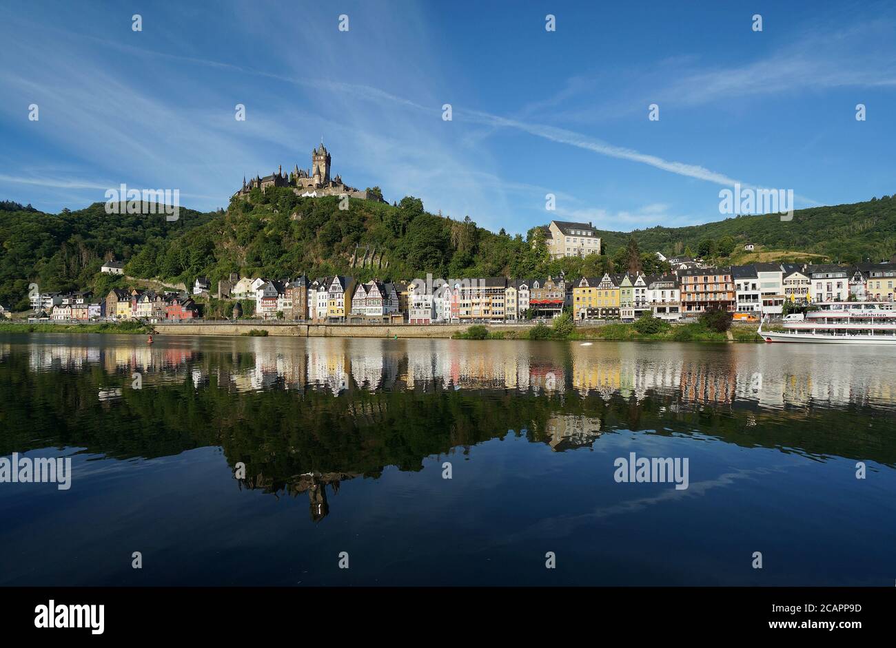 Il villaggio di Cochem e il Reichsburg visto dal sito opposto del fiume Mosella, Germania Foto Stock