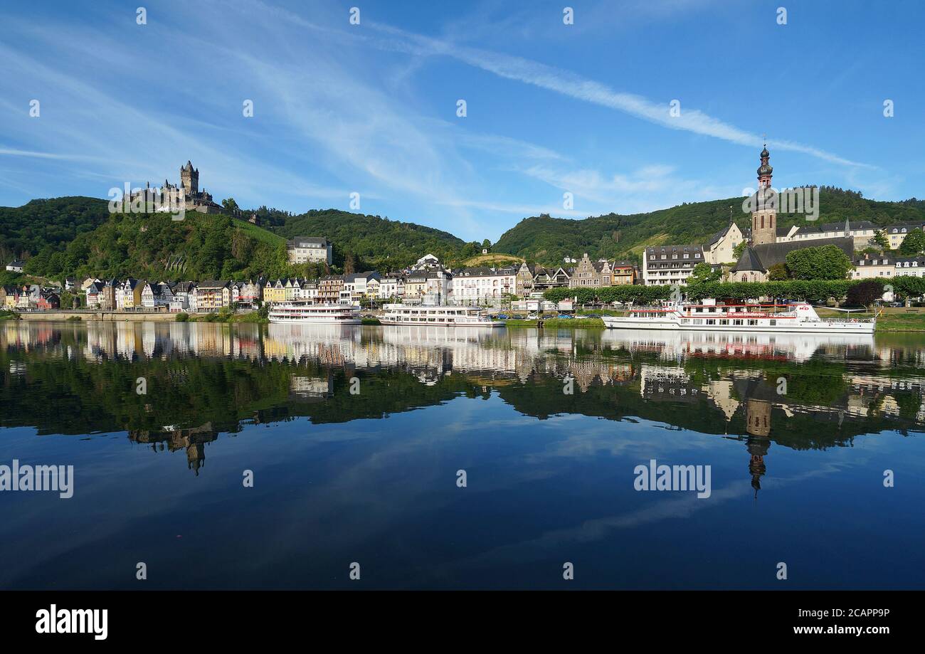 Il villaggio di Cochem visto dal lato opposto del fiume Mosella, Germania Foto Stock