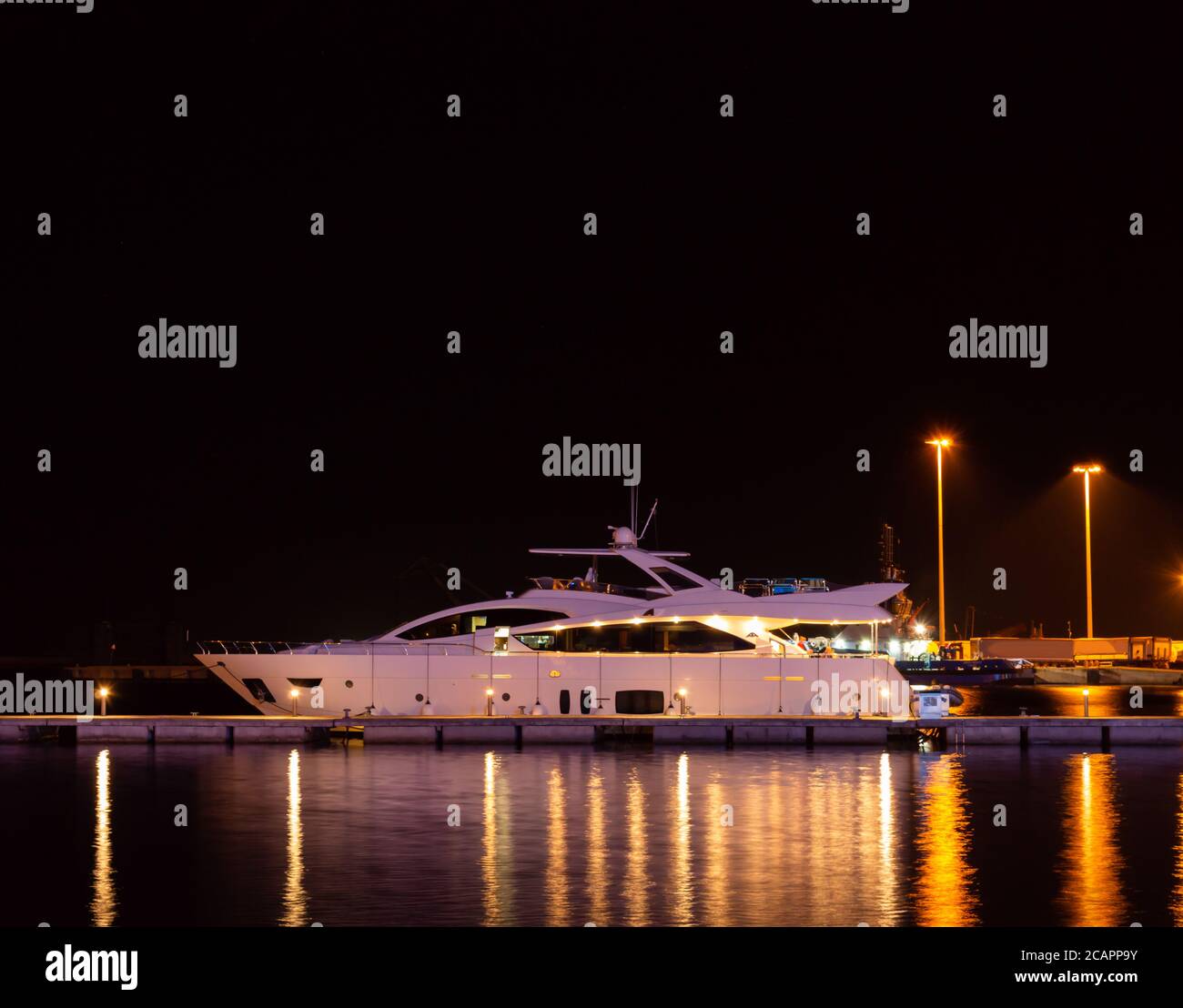uno yacht ormeggiato di notte nel mediterraneo Foto Stock