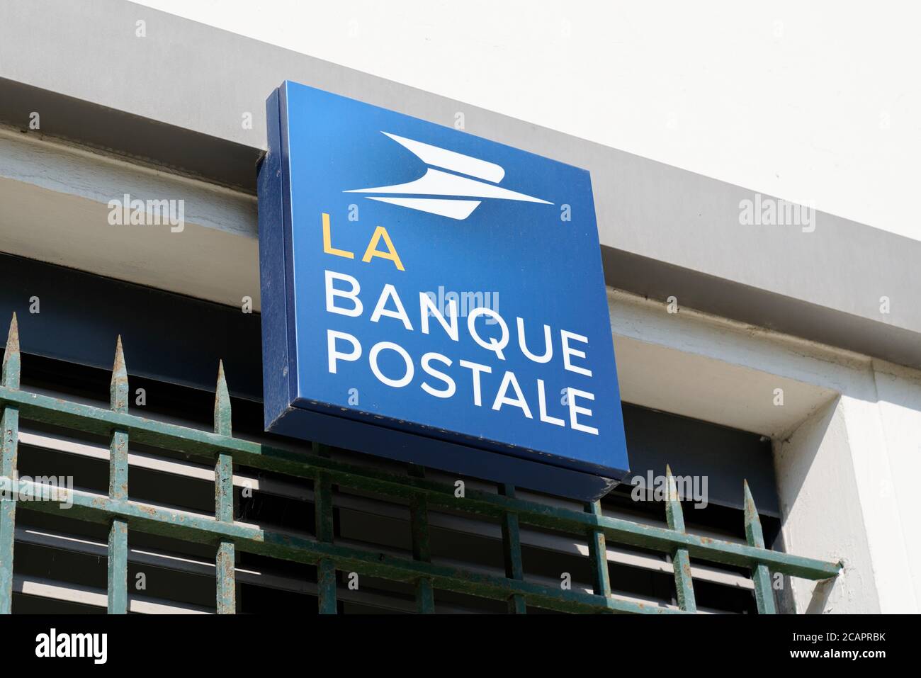 Bordeaux , Aquitaine / Francia - 08 04 2020 : la Banque Postale firma e testo logo su ufficio postale Agenzia bancaria francese Foto Stock