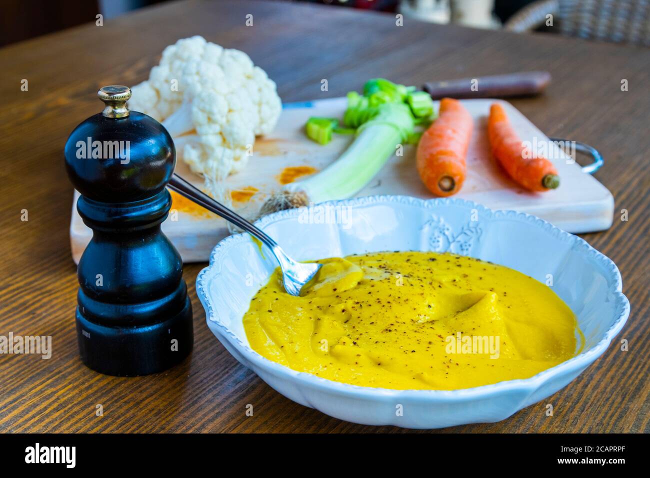 Ricetta crema di cavolfiore con gli ingredienti, tra cui carote, cavolfiore,  seek, pepe e curcuma Foto stock - Alamy