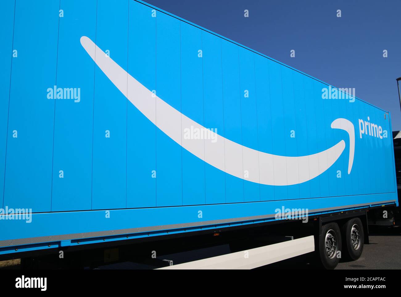 Rheinberg, Germania - 8 agosto. 2020: Vista su un rimorchio isolato blu con il logo Amazon prime e la scritta (a sinistra) Foto Stock