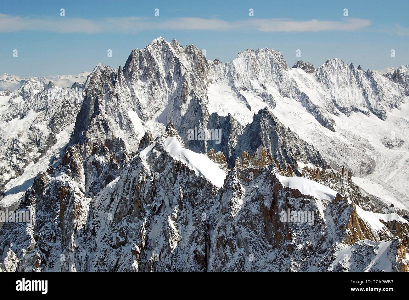 Polvere fresca sull'Aiguille Verte e Aiguille Du Plan a Chamonix. Foto Stock
