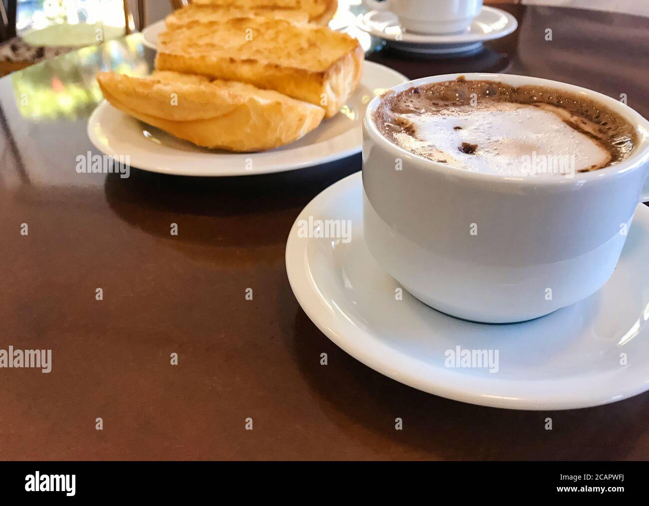 Colazione al Brasile con pane francese tostato. Foto Stock