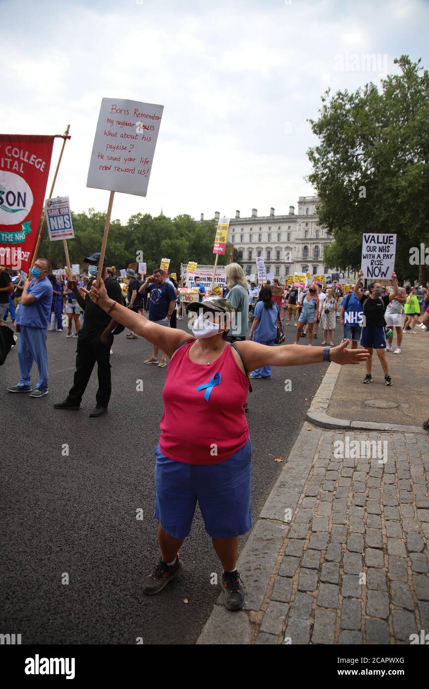 Londra, Regno Unito. 8 agosto 2020. I lavoratori dei servizi sanitari nazionali nel centro di Londra protestano contro la loro esclusione dal settore pubblico, aumentando i salari. I manifestanti si sono riuniti a St James's Park prima di marciare verso Parliament Square, via Downing Street. Credit: Denise Laura Baker/Alamy Live News Foto Stock