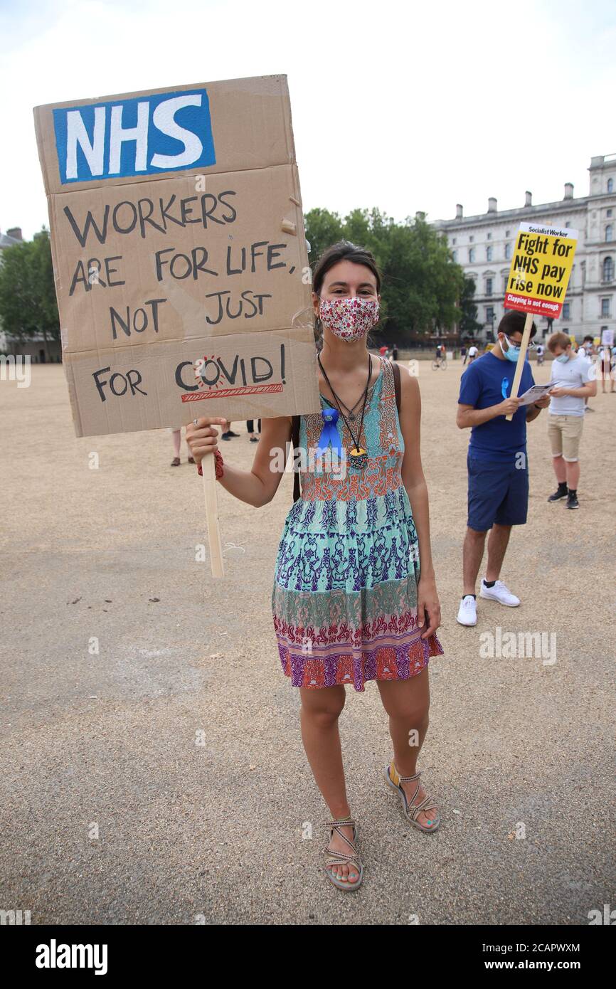 Londra, Regno Unito. 8 agosto 2020. I lavoratori dei servizi sanitari nazionali nel centro di Londra protestano contro la loro esclusione dal settore pubblico, aumentando i salari. I manifestanti si sono riuniti a St James's Park prima di marciare verso Parliament Square, via Downing Street. Credit: Denise Laura Baker/Alamy Live News Foto Stock