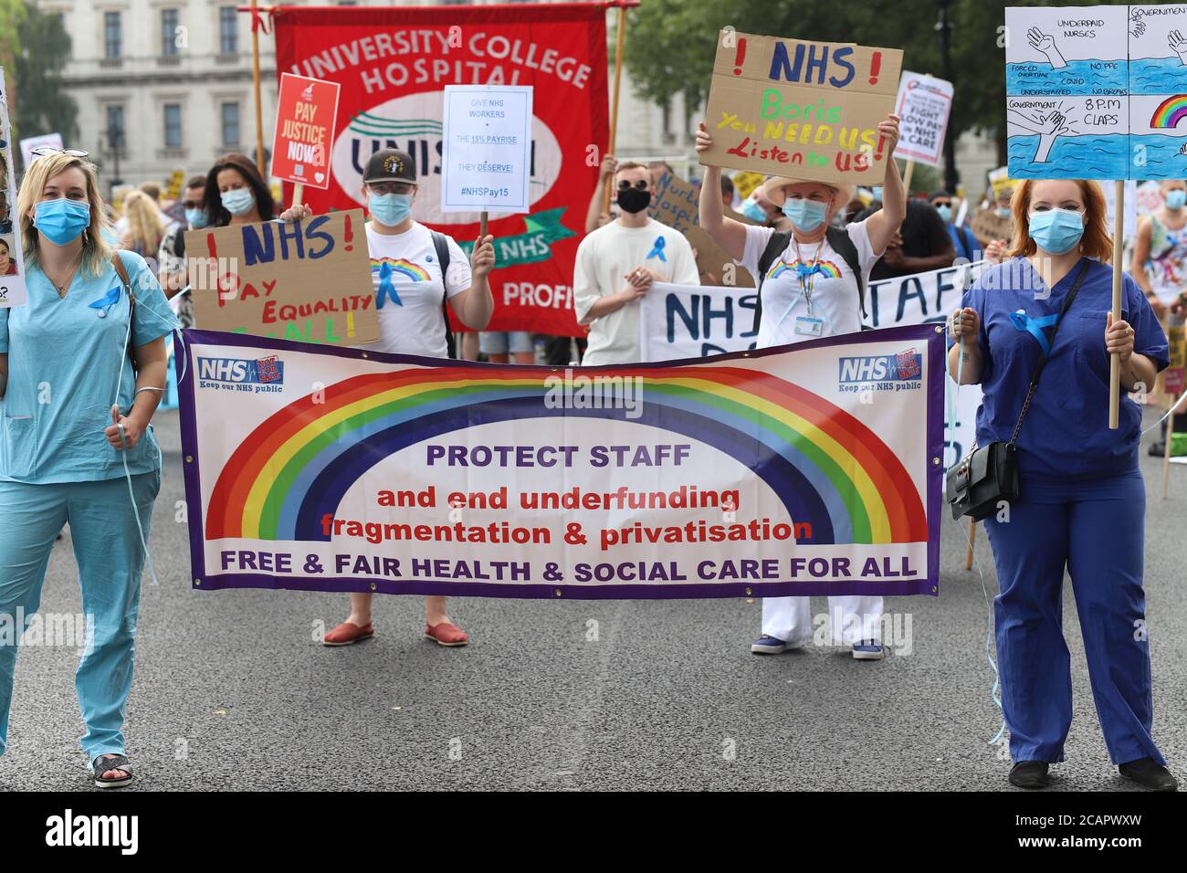 Londra, Regno Unito. 8 agosto 2020. I lavoratori dei servizi sanitari nazionali nel centro di Londra protestano contro la loro esclusione dal settore pubblico, aumentando i salari. I manifestanti si sono riuniti a St James's Park prima di marciare verso Parliament Square, via Downing Street. Credit: Denise Laura Baker/Alamy Live News Foto Stock