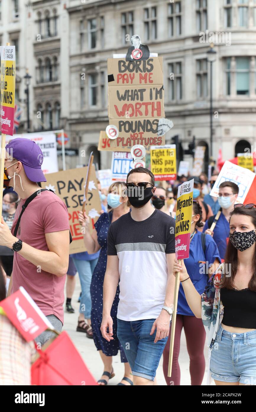 Londra, Regno Unito. 8 agosto 2020. I lavoratori dei servizi sanitari nazionali nel centro di Londra protestano contro la loro esclusione dal settore pubblico, aumentando i salari. I manifestanti si sono riuniti a St James's Park prima di marciare verso Parliament Square, via Downing Street. Credit: Denise Laura Baker/Alamy Live News Foto Stock