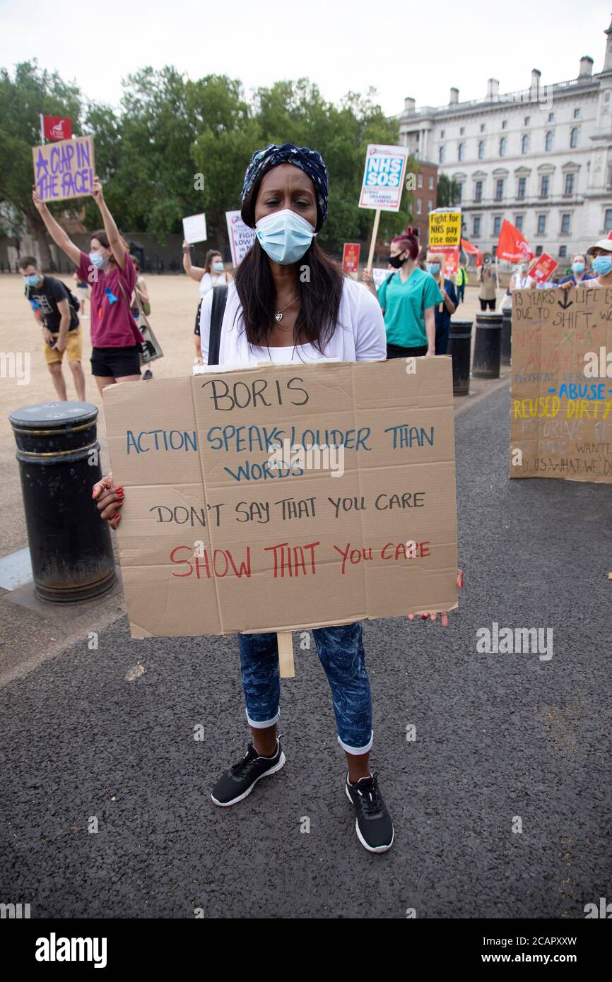 Londra, Regno Unito. 8 agosto 2020. I lavoratori dei servizi sanitari nazionali nel centro di Londra protestano contro la loro esclusione dal settore pubblico, aumentando i salari. I manifestanti si sono riuniti a St James's Park prima di marciare verso Parliament Square, via Downing Street. Credit: Denise Laura Baker/Alamy Live News Foto Stock