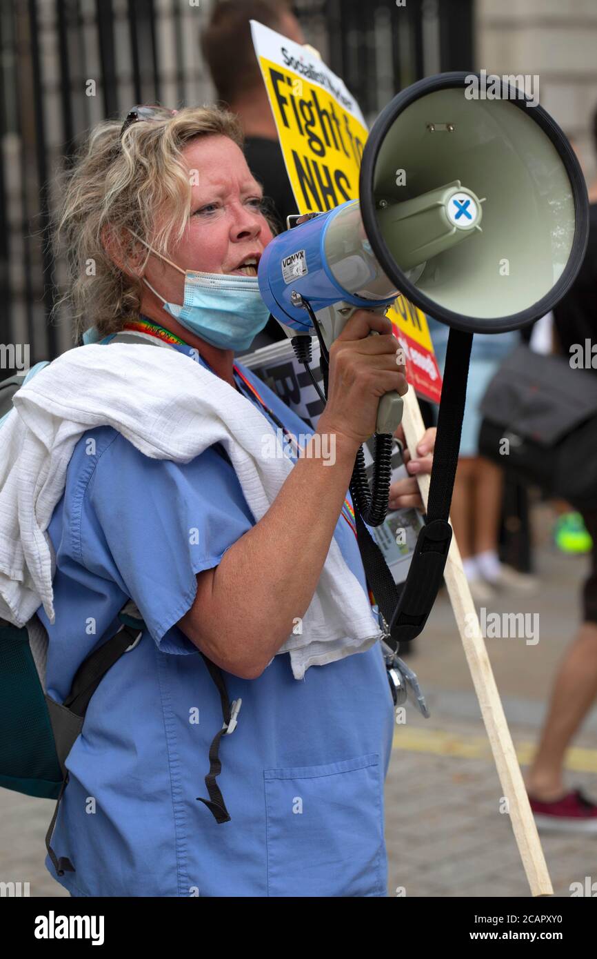 Londra, Regno Unito. 8 agosto 2020. I lavoratori dei servizi sanitari nazionali nel centro di Londra protestano contro la loro esclusione dal settore pubblico, aumentando i salari. I manifestanti si sono riuniti a St James's Park prima di marciare verso Parliament Square, via Downing Street. Credit: Denise Laura Baker/Alamy Live News Foto Stock