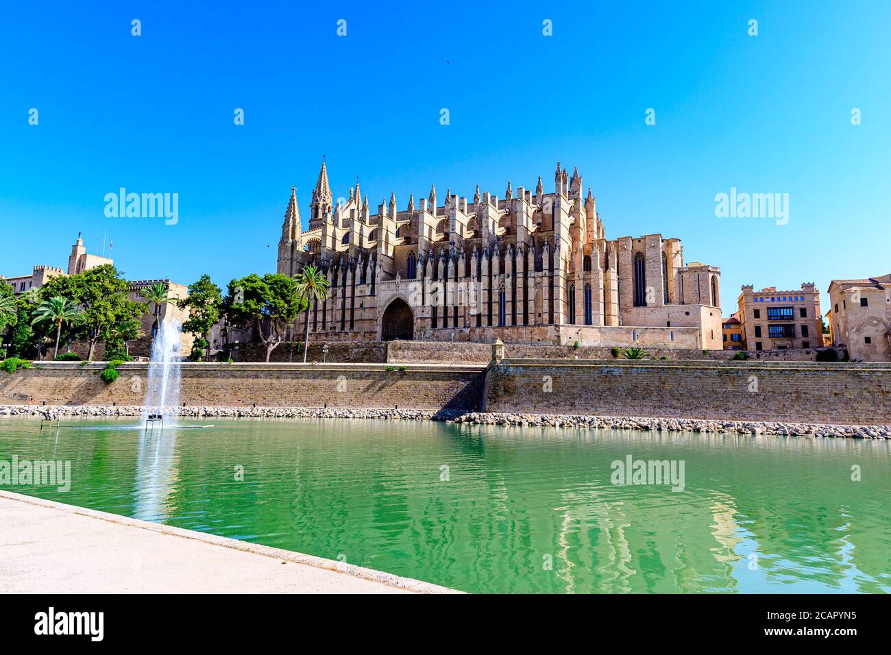 Palma di Maiorca, Spagna. Cattedrale Chiesa, lago con cielo blu Foto Stock