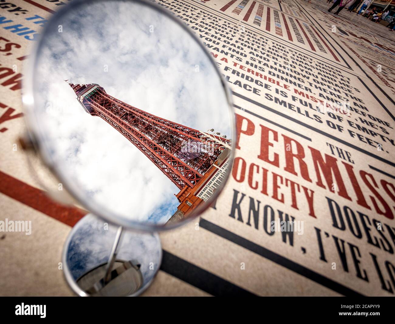 La torre di Blackpool, famosa in tutto il mondo, attraverso uno specchio sedeva sul tappeto comico. Foto Stock