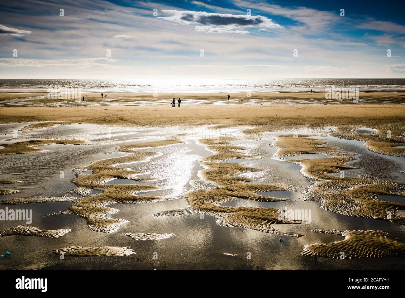 Scena di spiaggia sulle sabbie di Blackpool prima che la marea rientri. Foto Stock