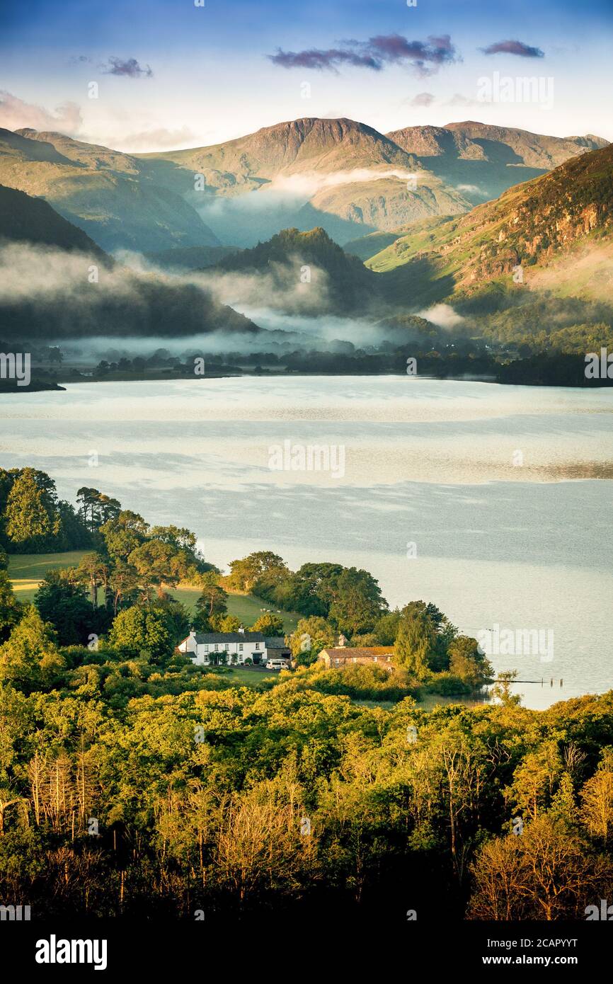 Castello Crag visto dal legno Castlehead con il passo Honister lo sfondo Foto Stock