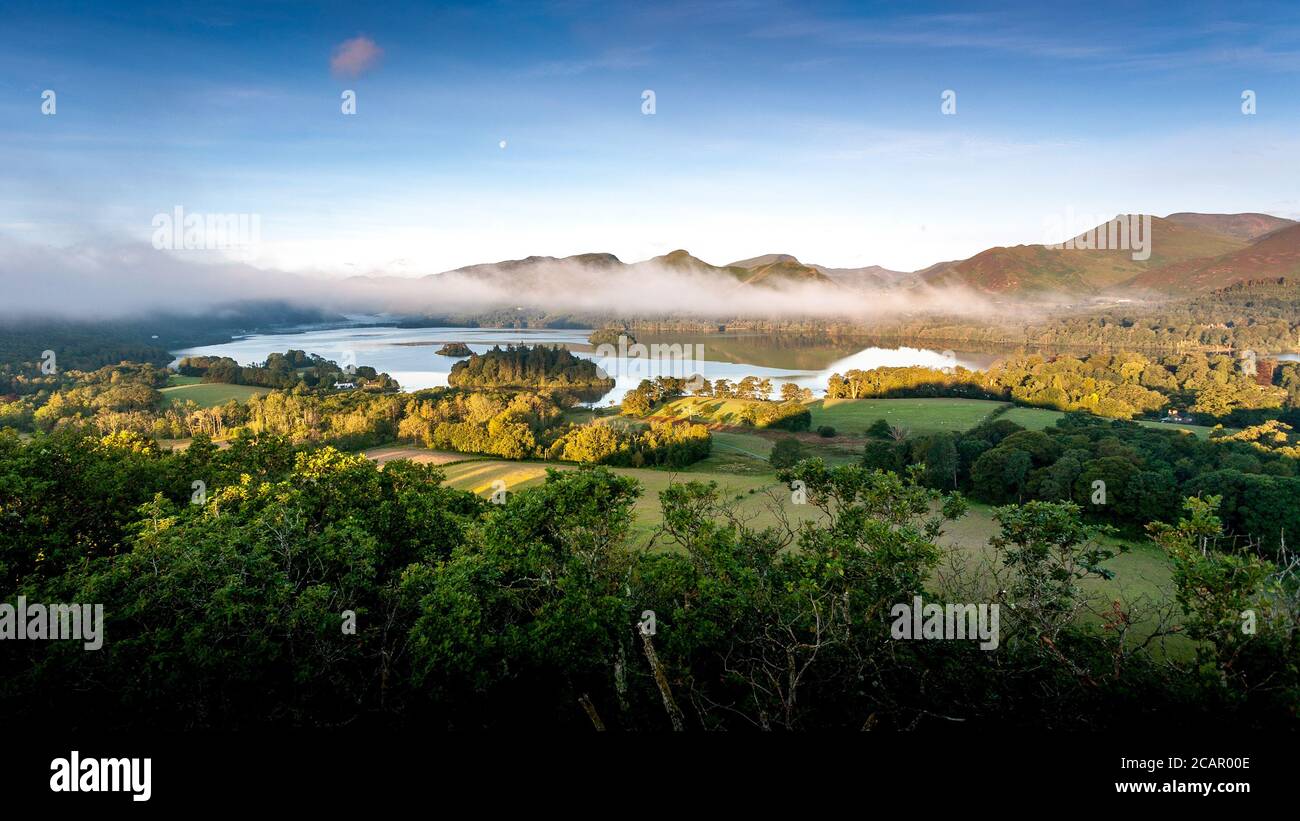 Derwentwater con Catbells sullo sfondo in una mattina frizzante mentre il sole si alza. Foto Stock