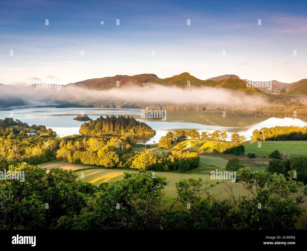 Derwentwater con Catbells sullo sfondo in una mattina frizzante mentre il sole si alza. Foto Stock