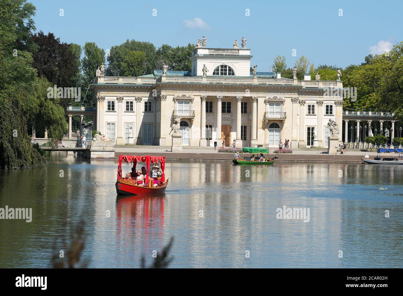 Palazzo Lazienki, Varsavia, Polonia - nel mese di agosto 2020 i turisti potranno fare gite in barca sui corsi d'acqua del Parco Lazienki Foto Stock