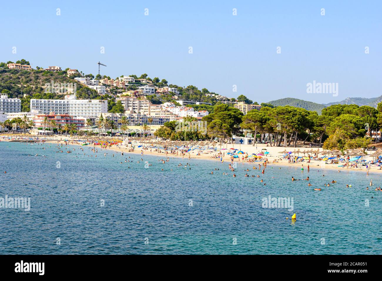 Santa Ponsa, Maiorca, Spagna. Vista sul mare, spiaggia, barca, cielo blu Foto Stock