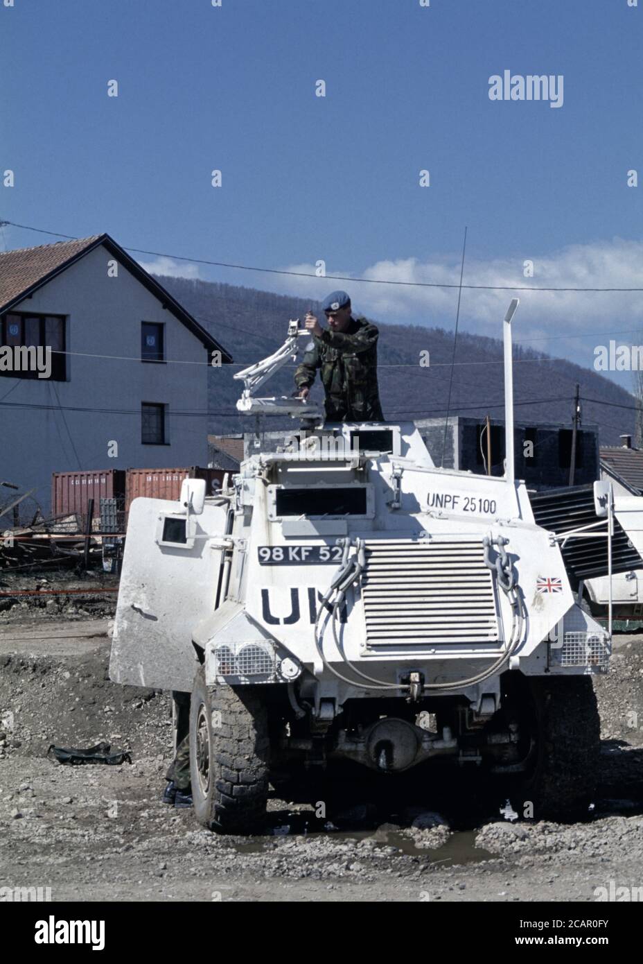 30 marzo 1994 durante la guerra in Bosnia: I soldati britannici del Reggimento del Duca di Wellington preparano il loro APC sassone all'interno della base britannica di Bila, vicino a Vitez. Foto Stock
