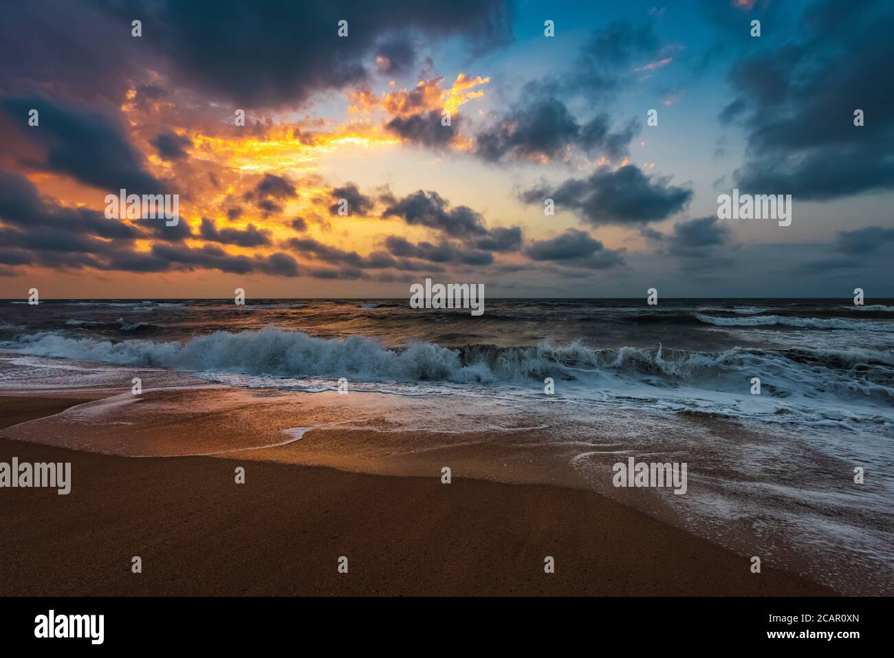 Bellissimo tramonto colorato sul mare, spiaggia estiva sera Foto Stock