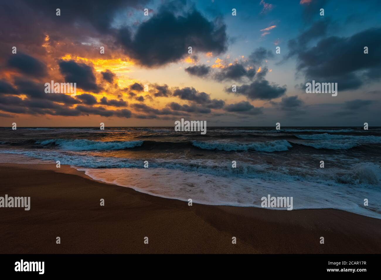 Bellissimo tramonto colorato sul mare, spiaggia estiva sera Foto Stock