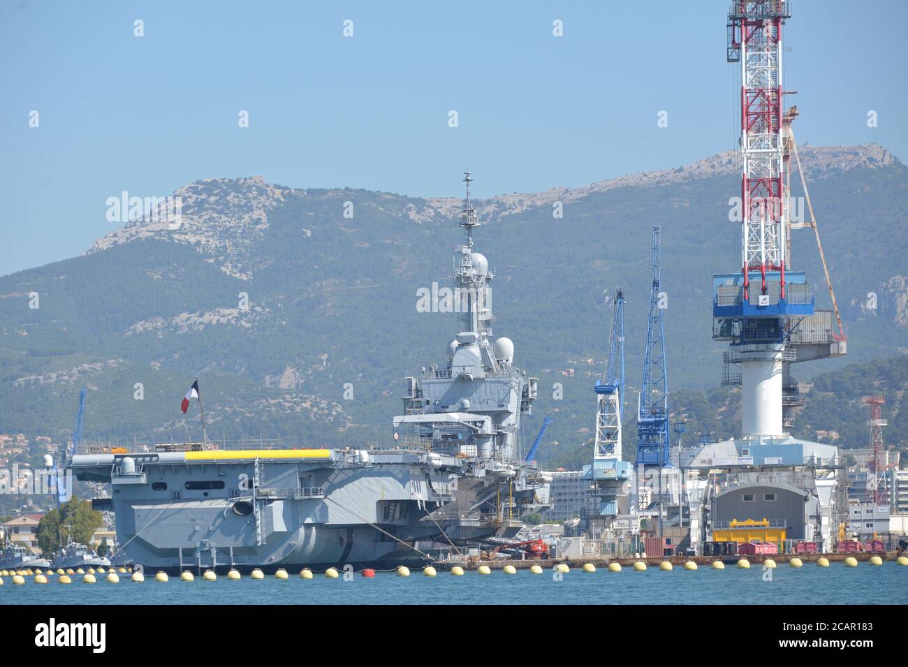 La portaerei a propulsione nucleare Charles de Gaulle della marina francese attraccò nella base marittima di Tolone Foto Stock