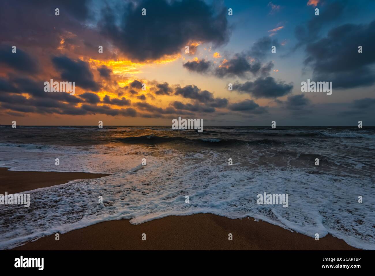 Bellissimo tramonto colorato sul mare, spiaggia estiva sera Foto Stock