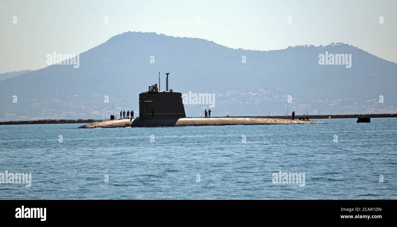 Sottomarino della marina francese che arriva nel piccolo porto di Tolone Foto Stock