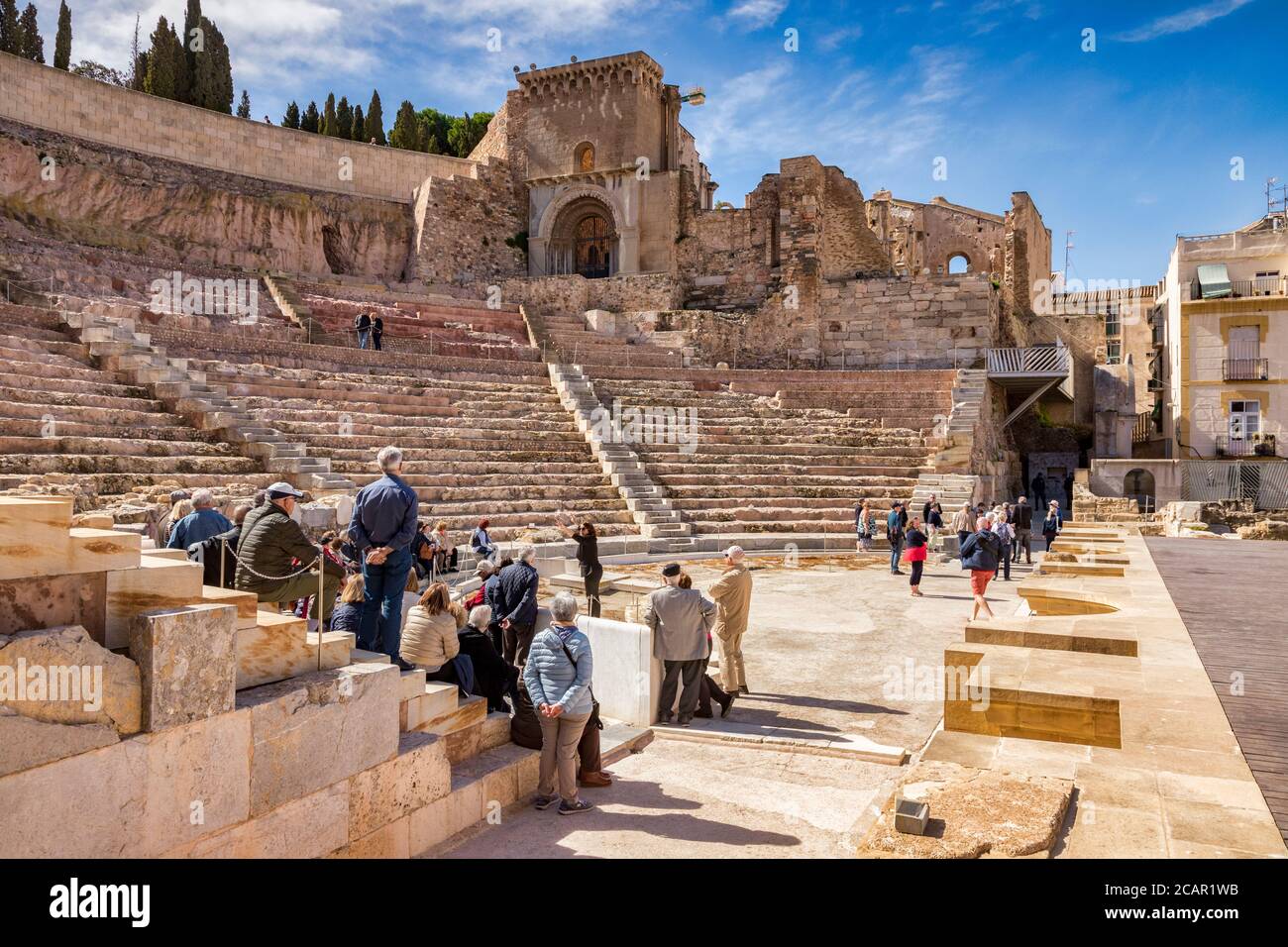 7 marzo 2020: Cartagena, Spagna - visitatori e guida nel Teatro Romano di Cartagena, parzialmente restaurato, risalente al regno di Augusto. Foto Stock