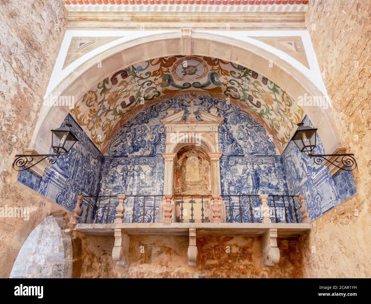 Decorazione piastrella Azulejo nella volta del cancello principale nella città murata di Obidos, Portogallo. Foto Stock