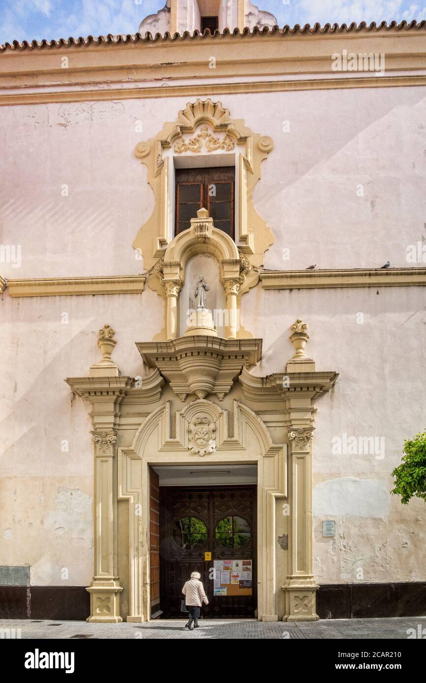 12 marzo 2020: Cadice, Spagna - la porta del Convento di San Francesco in Plaza San Francisco sotto il sole primaverile, Cadice. Foto Stock