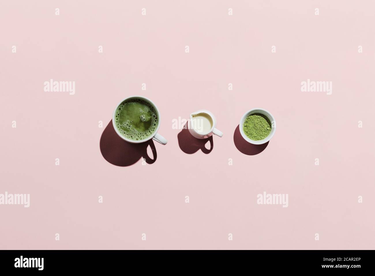Latte di matcha vegano con latte d'avena e ingredienti rosa Foto Stock