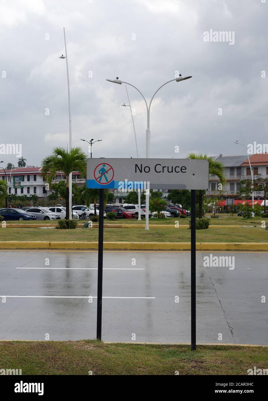 Cartello stradale di Panama City in spagnolo attenzione a non attraversare. Foto Stock