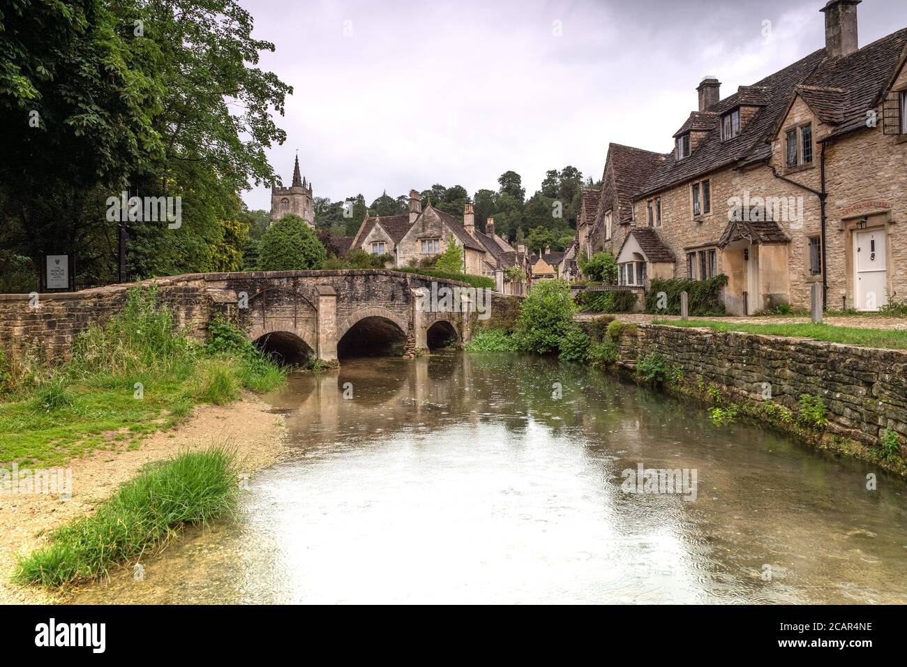 Un famoso ponte di campagna inglese villaggio di Castle Combe a Cotswolds, Regno Unito Foto Stock