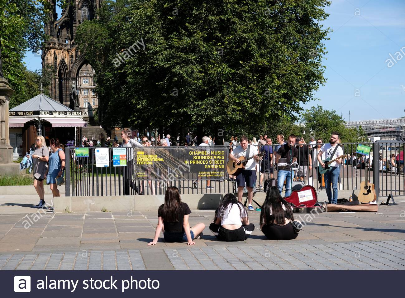 Edimburgo, Scozia, Regno Unito. 8 agosto 2020. Il caldo clima soleggiato attira visitatori al Mound e all'East Princes Street Gardens. Musica dal vivo e intrattenimento di strada. Credit: Craig Brown/Alamy Live News Foto Stock