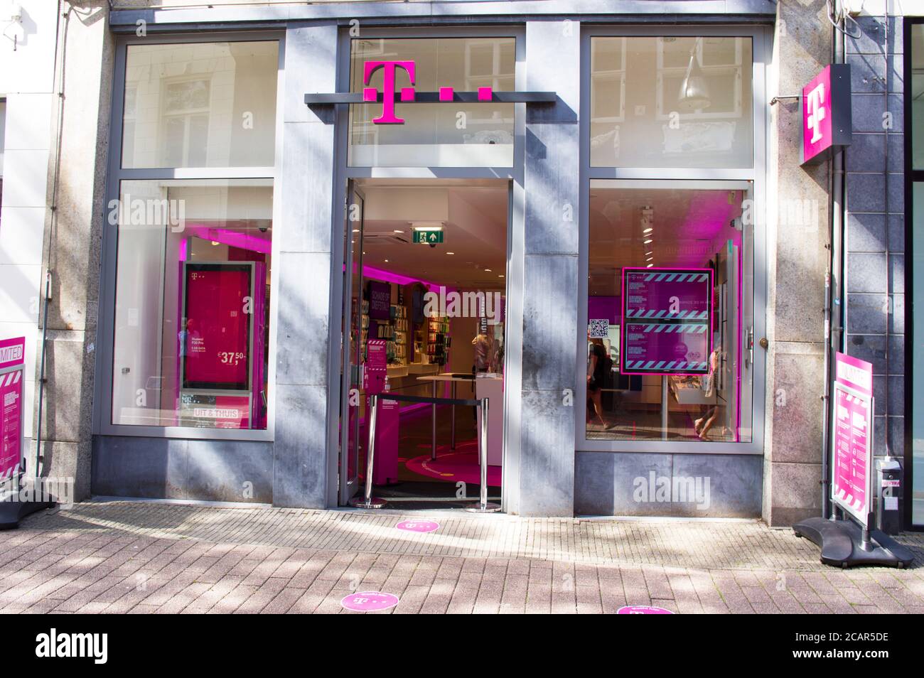 Zwolle, Paesi Bassi - 30 luglio 2020: Ingresso di un negozio T-Mobile a Zwolle, T-Mobile è il marchio utilizzato dalle filiali di telefonia mobile Foto Stock