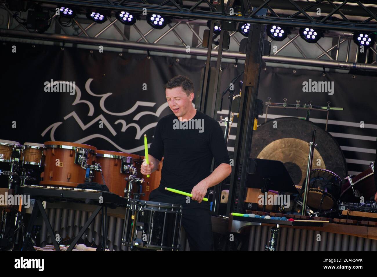 Schleswig, Germania. 8 agosto 2020. Martin Grubinger, musicista e percussionista, batteria sui suoi strumenti durante lo Schleswig-Holstein Musik Festival, di fronte al Castello del Gottorf, nella zona di carico di un camion. Credit: Gregor Fischer/dpa/Alamy Live News Foto Stock