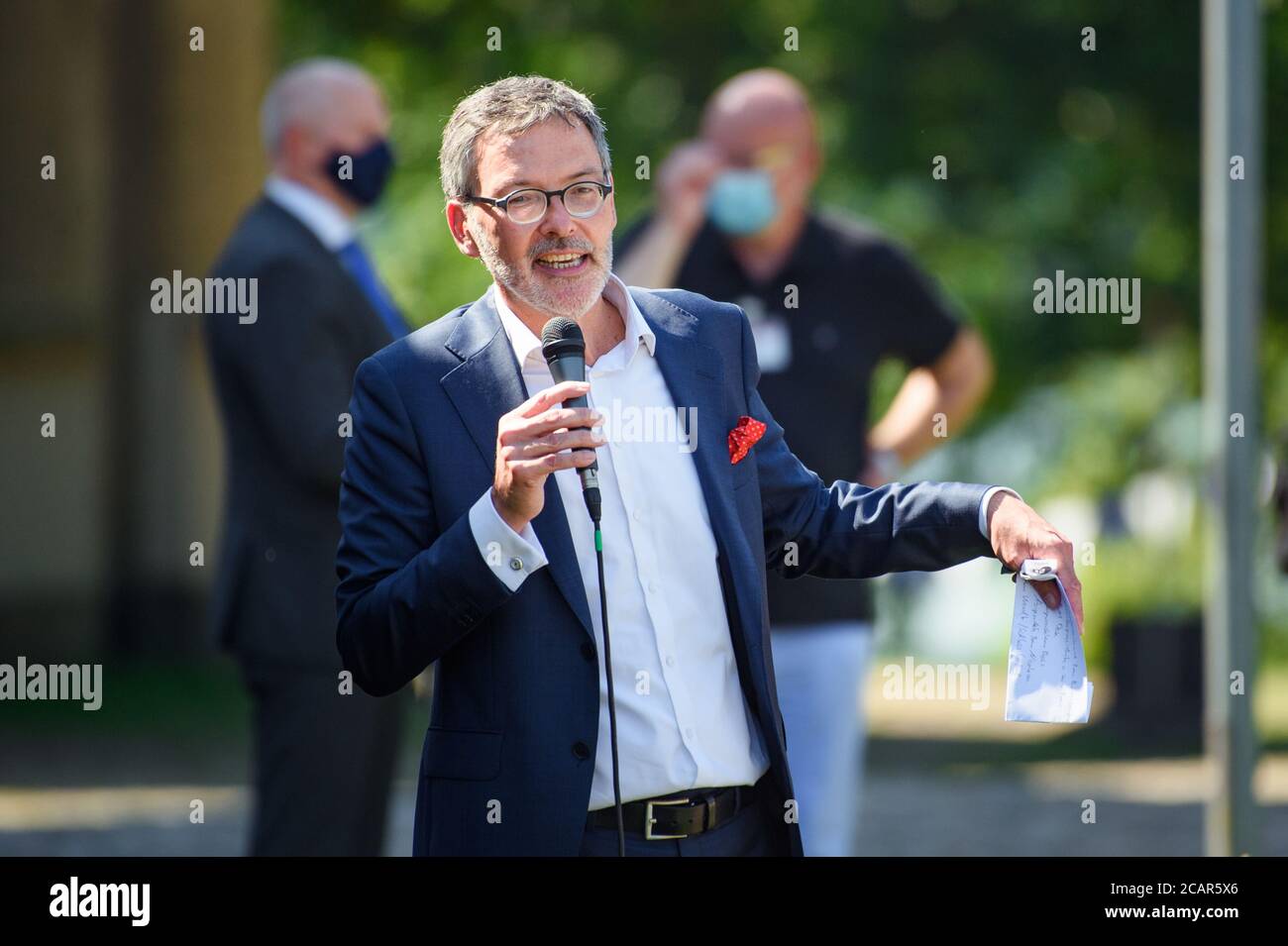 Schleswig, Germania. 8 agosto 2020. Christian Kuhnt, direttore artistico del festival Schleswig-Holstein Musik, apre il festival di fronte al castello di Gottorf. Credit: Gregor Fischer/dpa/Alamy Live News Foto Stock